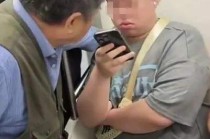 老人动手拉拽要求让座，小伙：这种态度我怎么让？上海地铁：正在核实